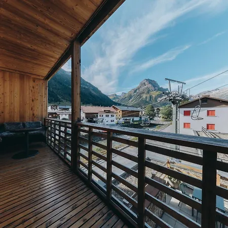 Laurus Aparthotel 4*